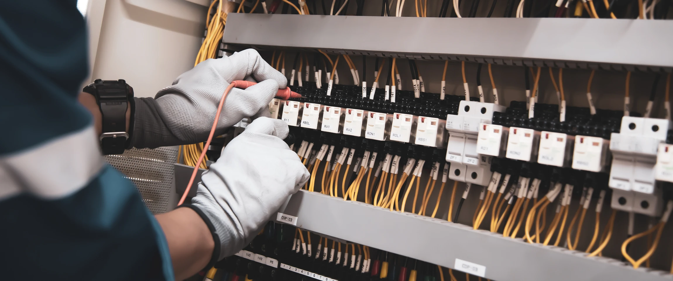 &Eacute;lectricien professionnel en tenue de travail et &eacute;quipement de s&eacute;curit&eacute; (casque, gants isolants) effectuant une intervention &eacute;lectrique en int&eacute;rieur, travaillant sur une installation ou un tableau &eacute;lectrique. La sc&egrave;ne doit montrer l'&eacute;lectricien concentr&eacute; sur son travail, avec ses outils visibles, dans un environnement r&eacute;sidentiel ou professionnel r&eacute;aliste, capturant la comp&eacute;tence et la disponibilit&eacute; professionnelle de l'&eacute;lectricien.