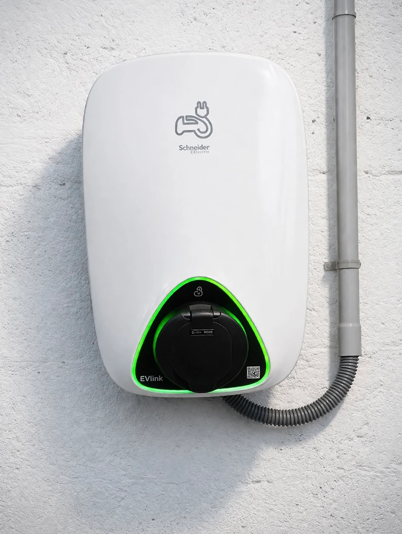 Ouvrier en électricité installant une lampe de plafond