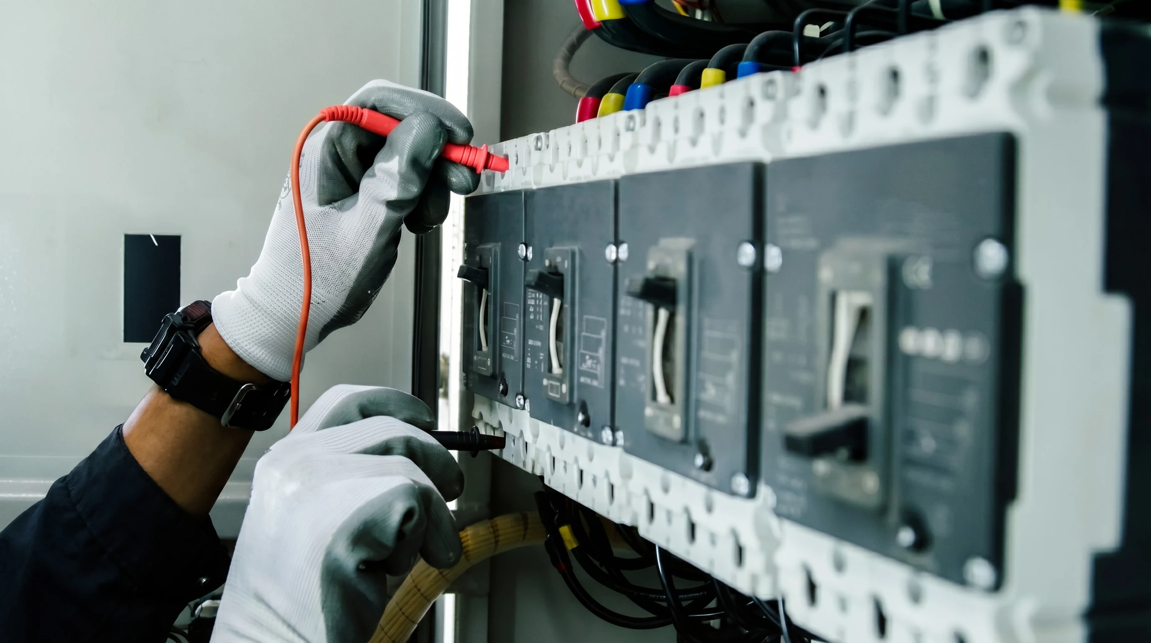Installation électrique en cours dans un bâtiment résidentiel