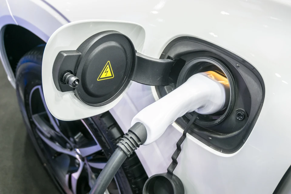 Extérieur automobile, véhicule électrique en cours de recharge